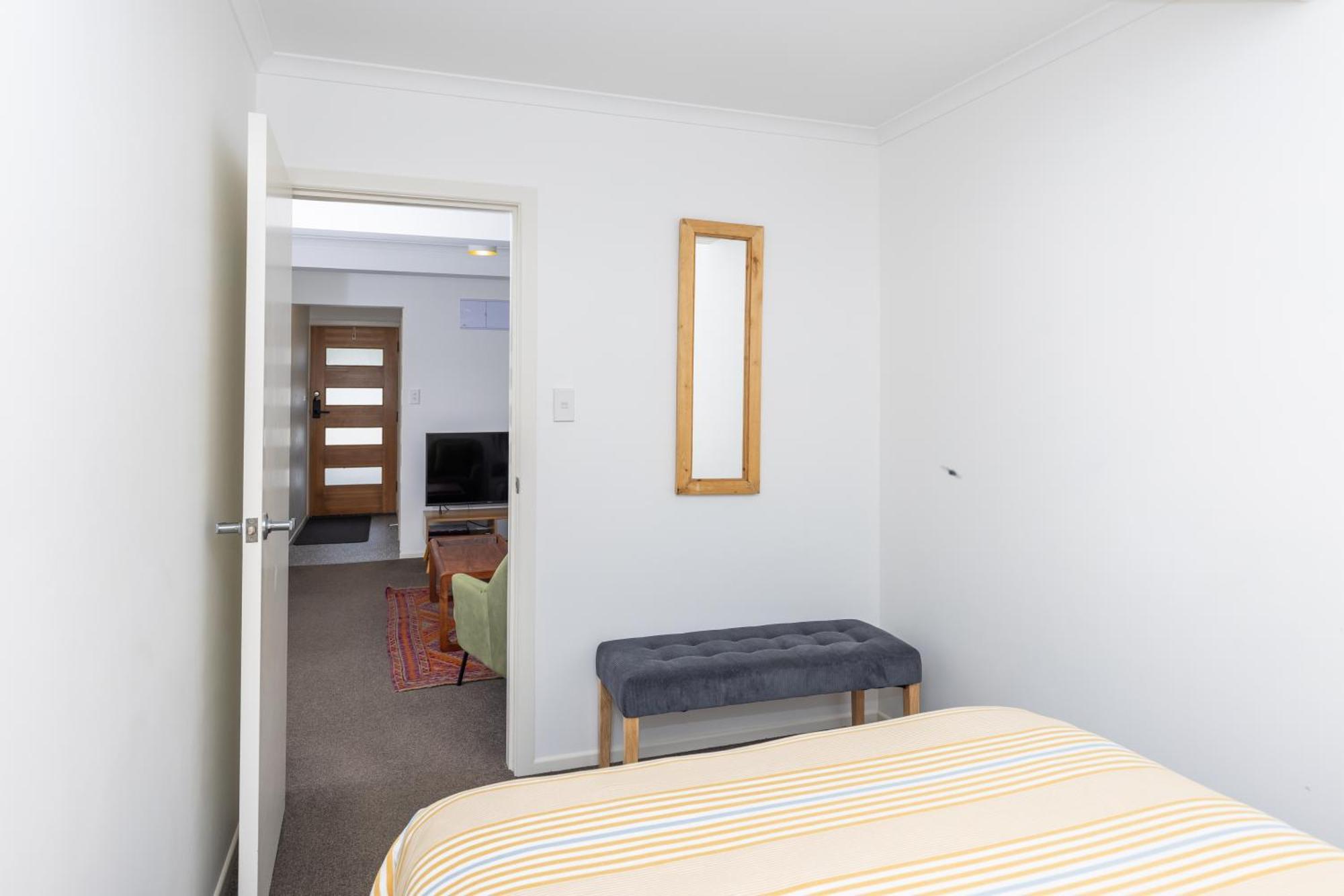 2 Bedroom Home Away From Home Near Cbd & Private Parking Hamilton Exterior foto