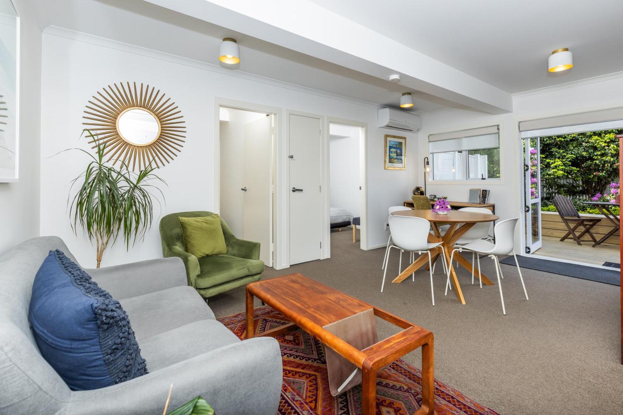 2 Bedroom Home Away From Home Near Cbd & Private Parking Hamilton Exterior foto