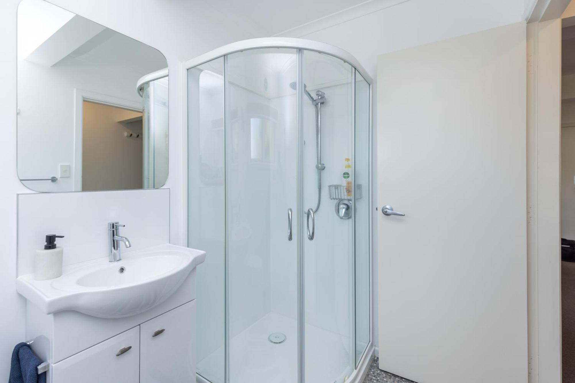 2 Bedroom Home Away From Home Near Cbd & Private Parking Hamilton Exterior foto