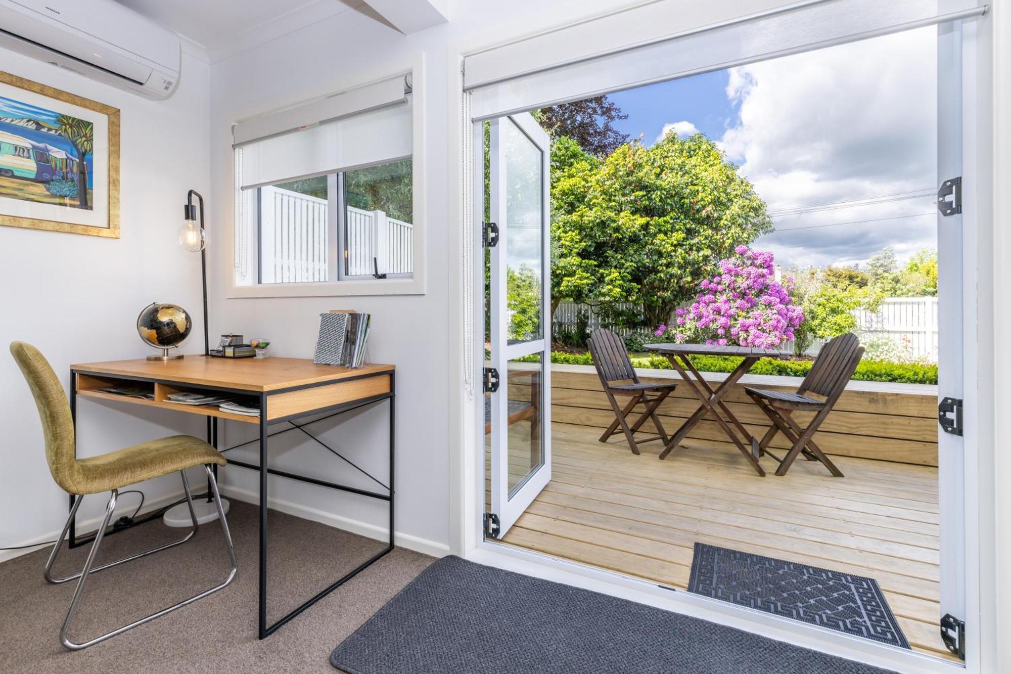 2 Bedroom Home Away From Home Near Cbd & Private Parking Hamilton Exterior foto
